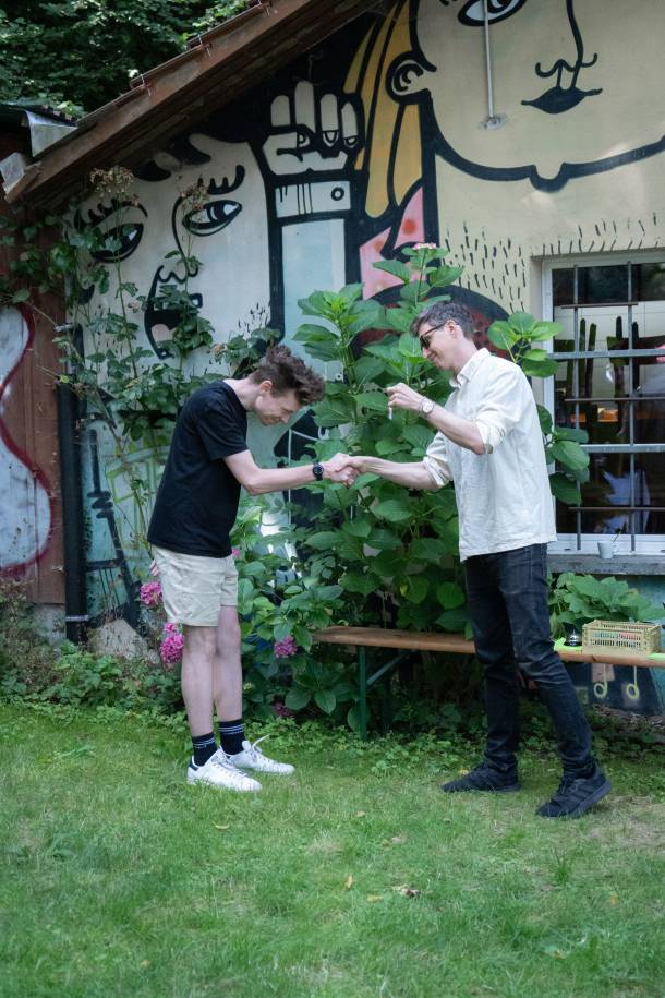 Yannick erhält am einen Orden von Till, sie schütteln sich die Hand