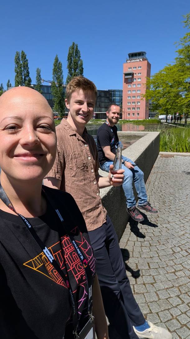 Dinah, Michel und Ossi draussen bei schönem Wetter