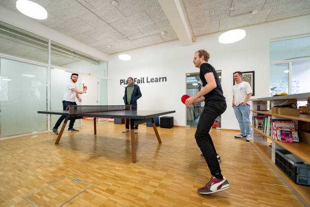 Simon und Beni spielen PingPong, Roman und Nick sehen zu