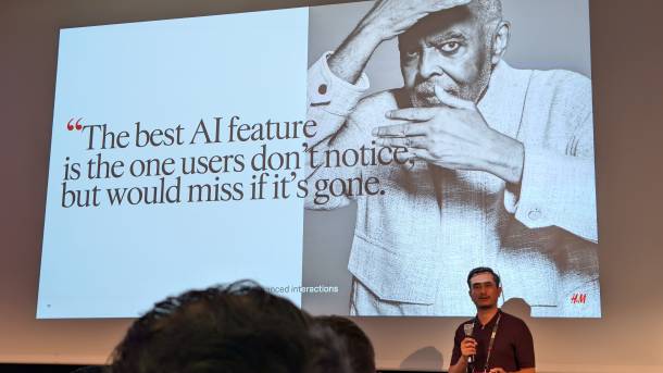 Präsentations Slide an der Kotlinkonf mit Zitat: The best AI feature is the one users don't notice, but would miss if it's gone"