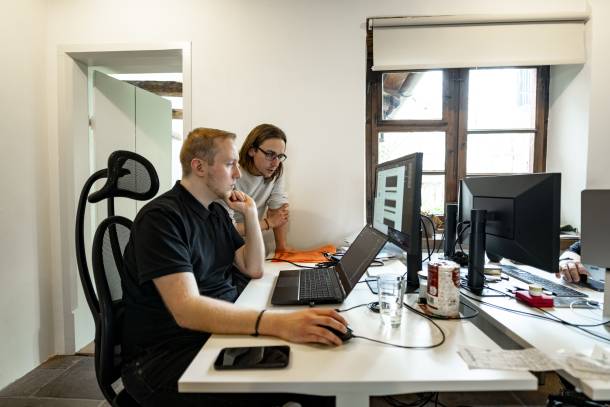 Rémy und Alessandro schauen gemeinsam Code an