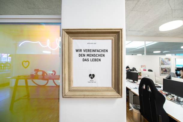 Bilderrahmen mit Mission "Wir vereinfachen den Menschen das Leben"