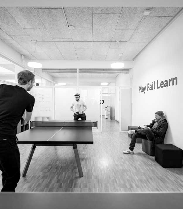 Simon jouant au ping-pong