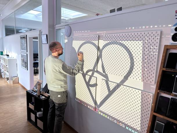 Stefan Spieler dessine le logo Apps with love sur le nouveau Device Wall