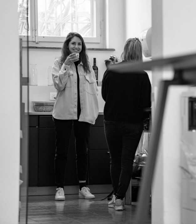 Maya and Fabienne drinking coffee in the kitchen