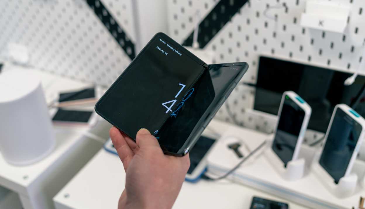 Faltbares Phone in der Hand einer Person