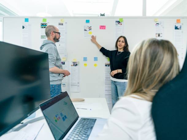Valentin and Maya explain texts that are printed out and hung on a wall.